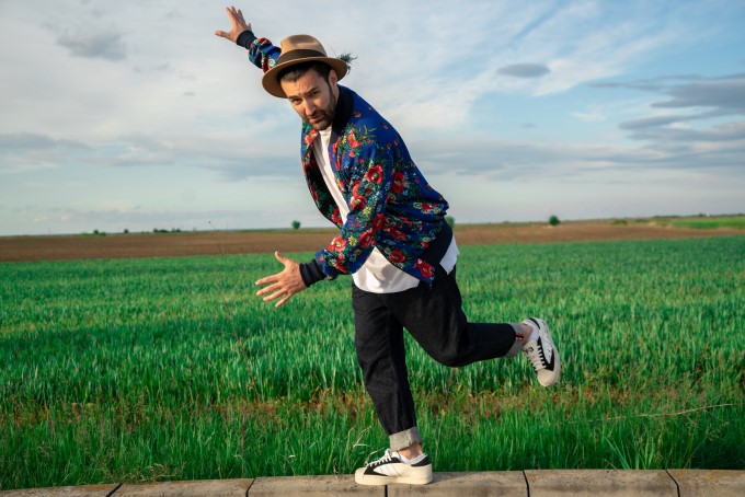 Smiley isi canta convingerea ca &bdquo;Va fi bine&rdquo;