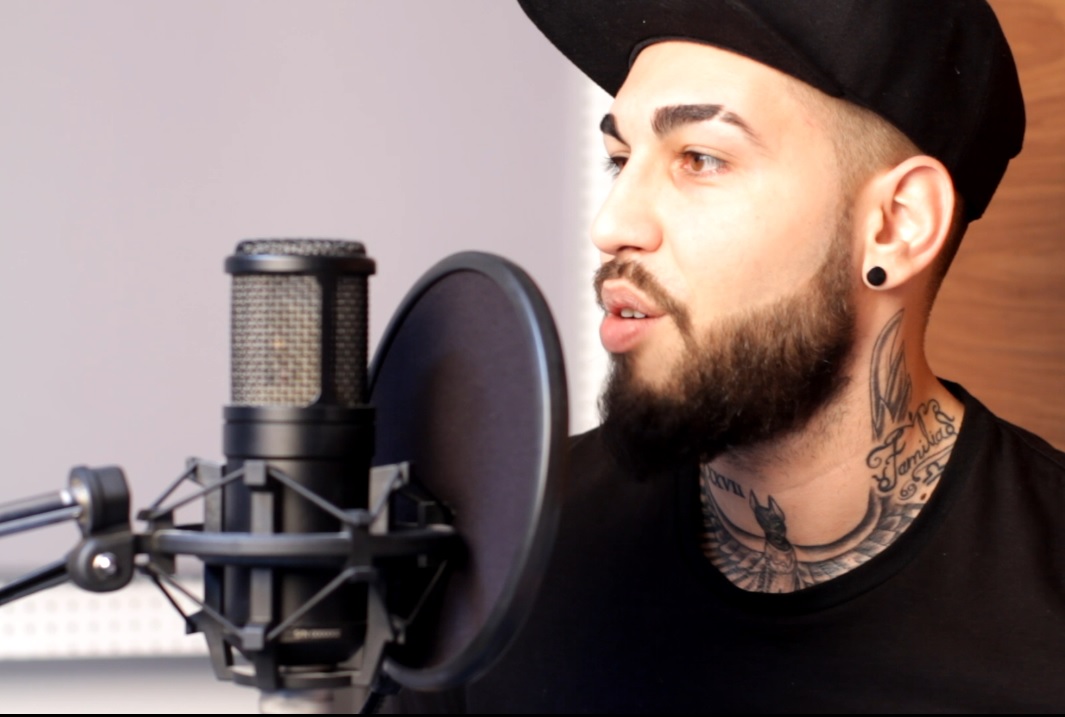 Alex Velea inregistrand Dincolo de hotarul gradinii