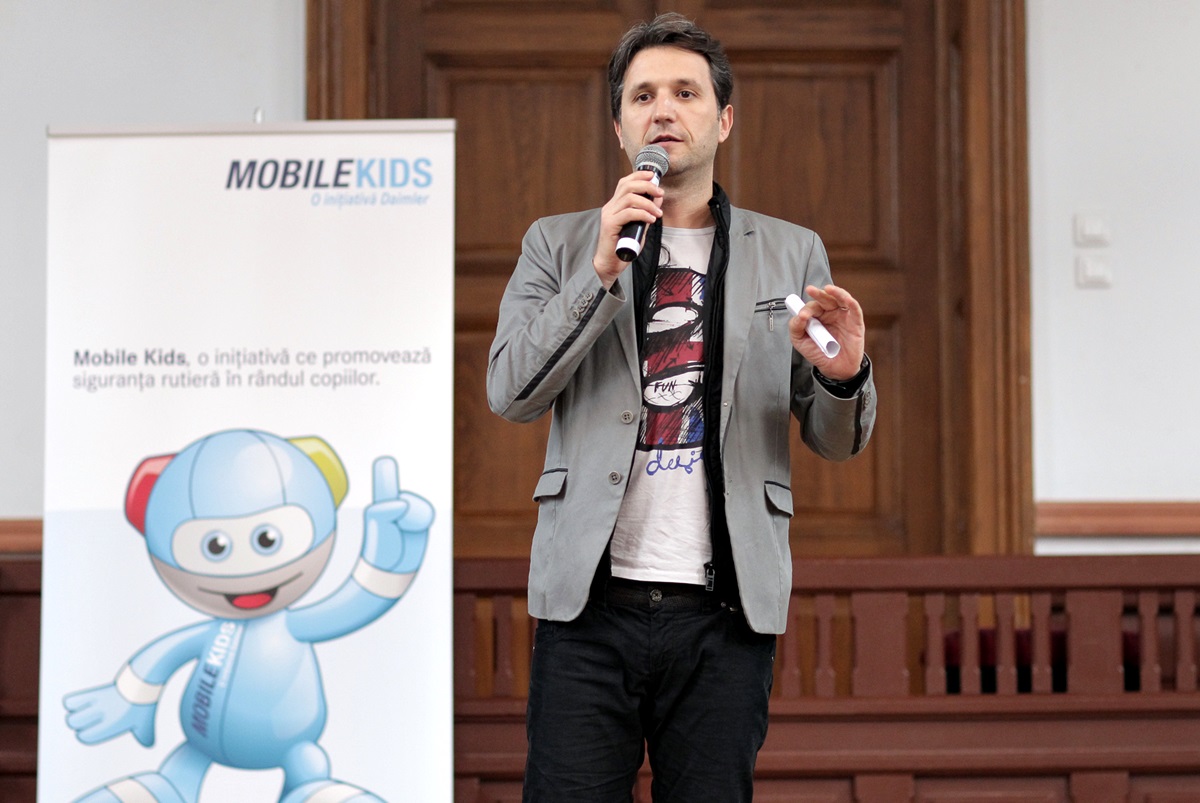 Andi Moisescu a sustinut o ora de educatie rutiera in cadrul programului Mobile Kids,  organizat de Mercedes-Benz Romania si Organizatia Salvati Copiii  