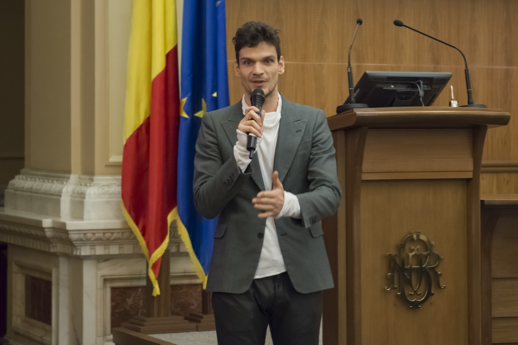 "Bursa de Fericire", locul unde investitiile se traduc in sanse la viata, un proiect Asociatia Daruieste Viata si Ogilvy&Mather"Bursa de Fericire", locul unde investitiile se traduc in sanse la viata, un proiect Asociatia Daruieste Viata si Ogilvy&Mather