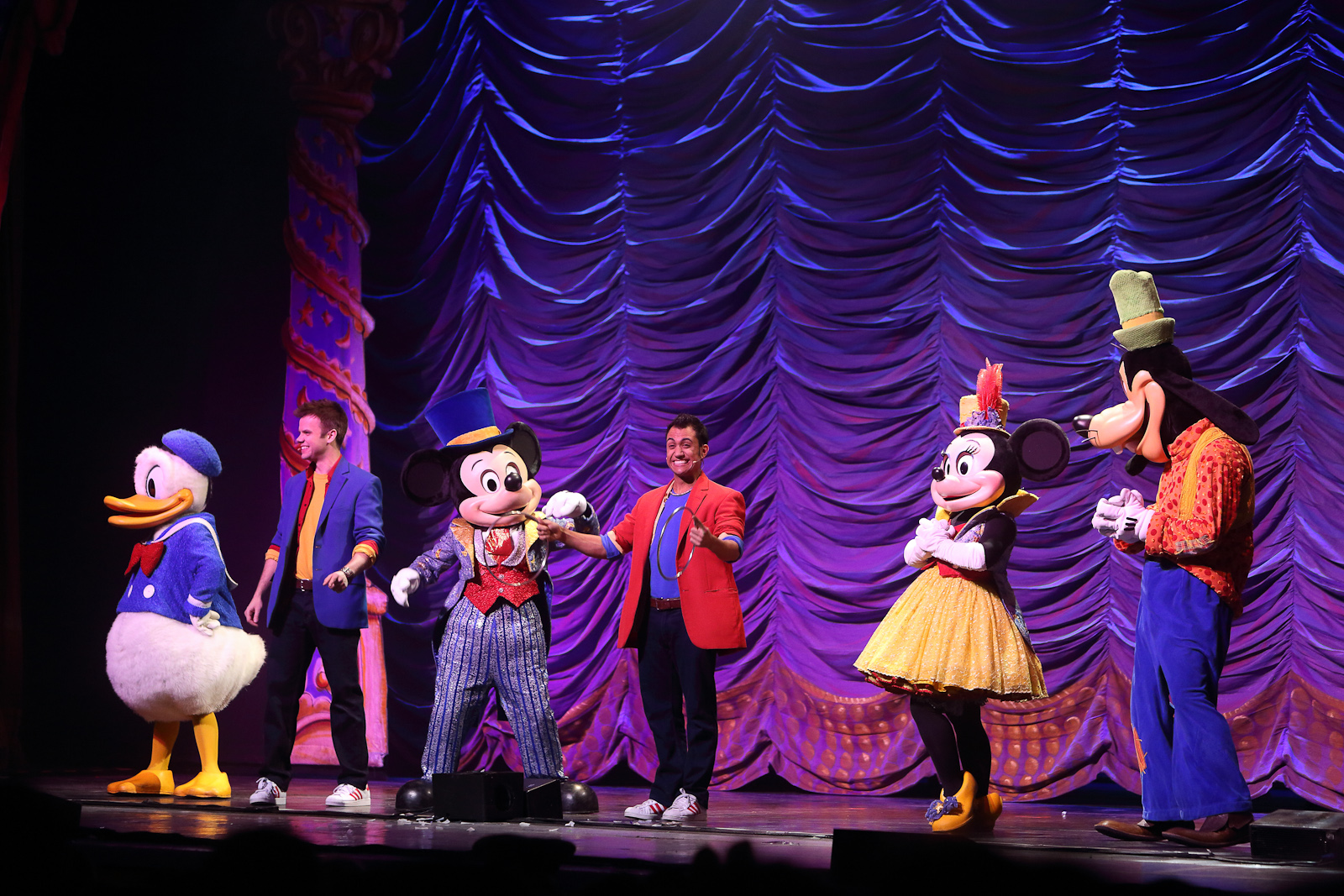 A inceput Mickey&rsquo;s Magic Show!