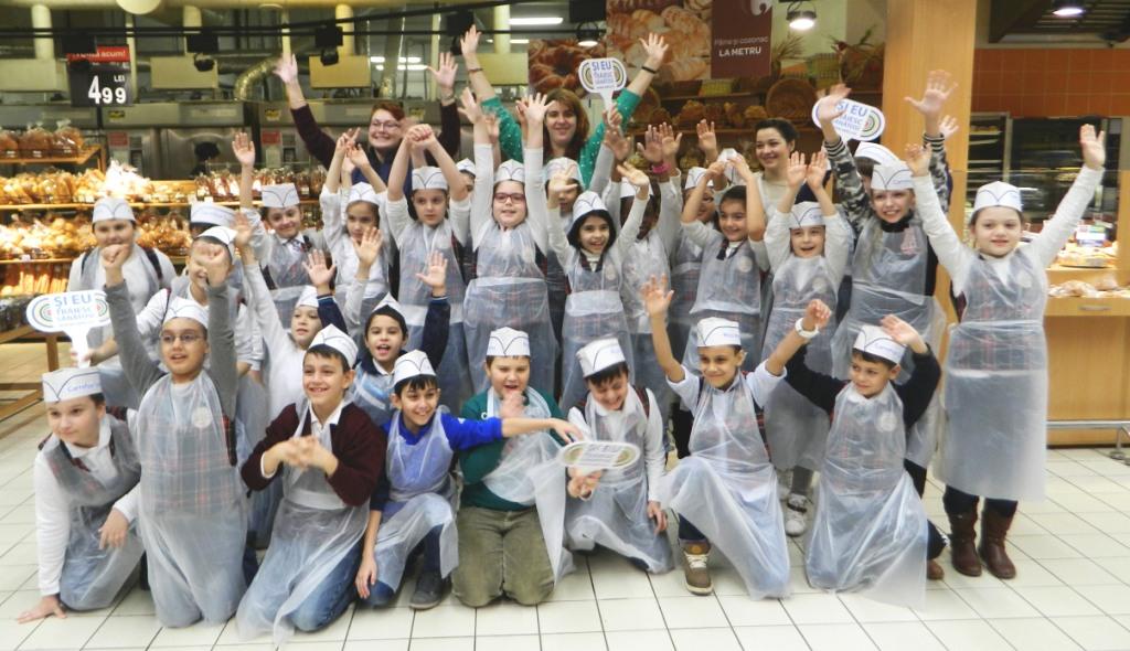 Echipa SETS impreuna cu elevii uneia dintre scoli