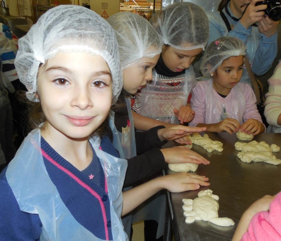 Elevi modeland aluatul pentru paine