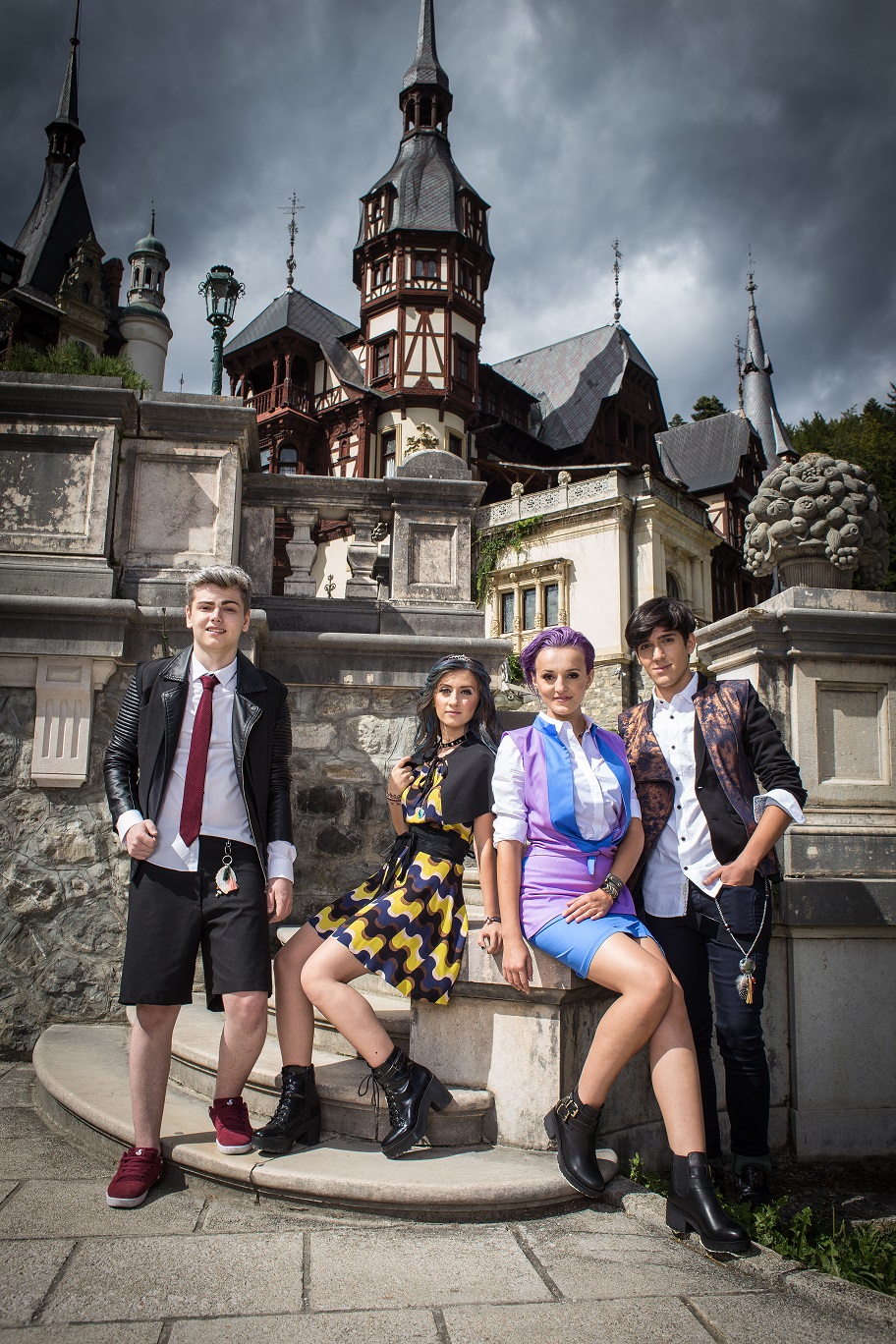 Patru yotubberi romani au acceptat provocarea de a intra in pielea personajelor principale din filmul Descendentii ce are premiera la Disney Channel pe 19 septembrie la 11:30 Patru yotubberi romani au acceptat provocarea de a intra in pielea personajelor principale din filmul Descendentii ce are premiera la Disney Channel pe 19 septembrie la 11:30
