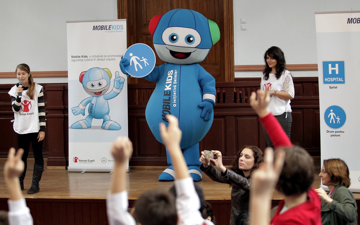Andi Moisescu a sustinut o ora de educatie rutiera in cadrul programului Mobile Kids,  organizat de Mercedes-Benz Romania si Organizatia Salvati Copiii  