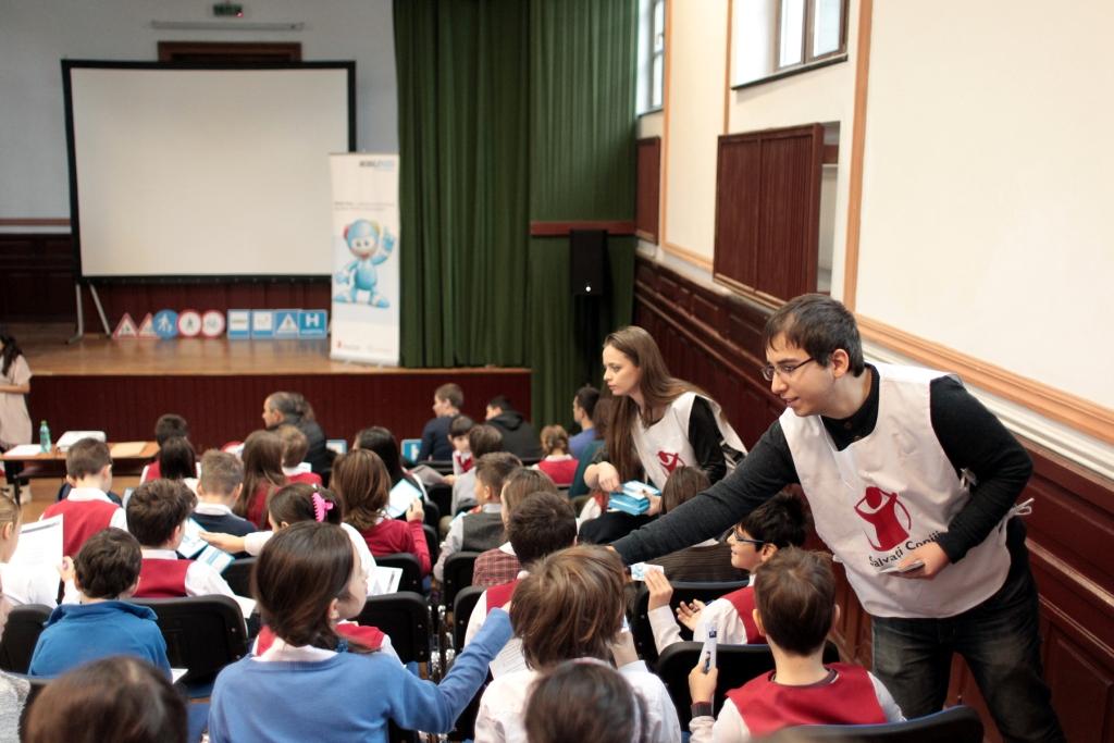 Mercedes-Benz si Organizatia Salvati Copiii aduc in prim plan siguranta rutiera si in 2015