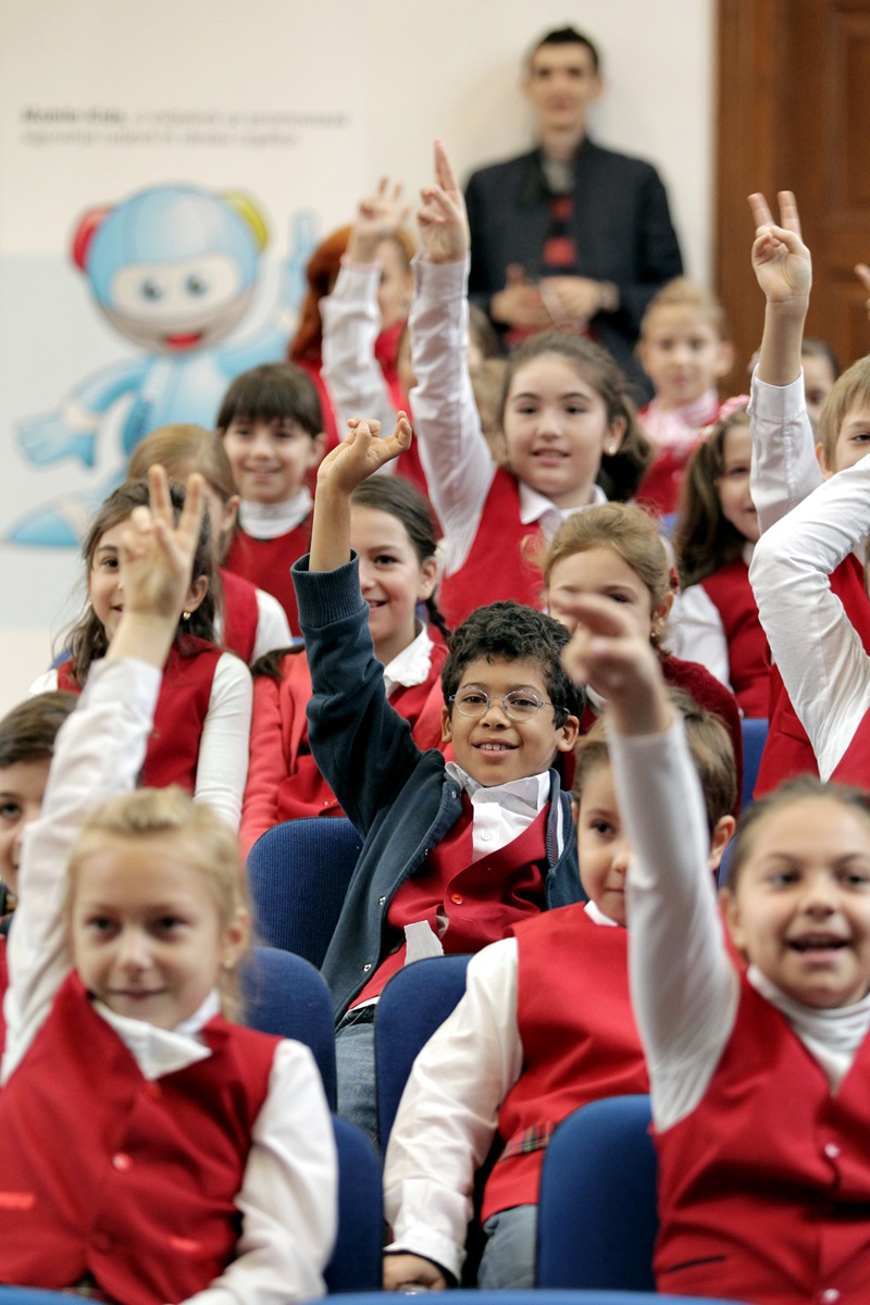 Andi Moisescu a sustinut o ora de educatie rutiera in cadrul programului Mobile Kids,  organizat de Mercedes-Benz Romania si Organizatia Salvati Copiii  