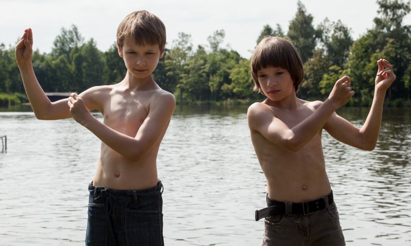 To see the sea/S&atilde; vezi marea!