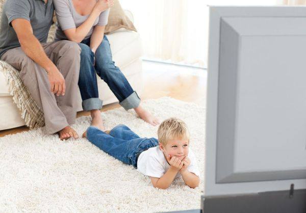 Cum si de ce sa alegi un televizor de calitate pentru cel mic