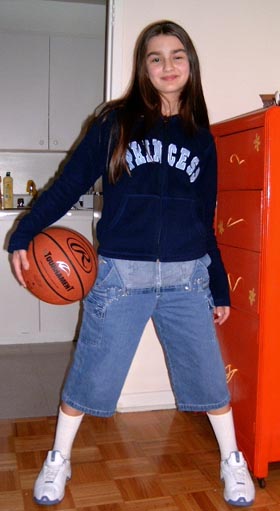 Heya...I'm Anca.... o fata sociabil�,simpatic�, cu sim�ul umorului.Sunt sensibil�, dar si ambi�ioasa, f�c�nd aproape orice ptr. a-mi atinge scopul.Am ca hobby: basketball P.S. Nu va puneti cu mine... Ca nu
se stie.... Putine persoane m-au intrecut.. k.. Sunt o fire
independent�,mereu �ndragostit�, �tiu s� m� distrez! Nu-mi place sa pierd timpul. Pe de alt� parte �mi mai plak lb. straine , c�t �i s� c�l�toresc. Ador petrecerile, sunt vorbarea�� si un pik neatent�:))... Un mik am�nunt: il ador pe 50
CENT (nu pe cel de aici de pe clopotel ci pe adevaratul 50 cent..lol)! Dar nu numai...Imi plac gramada de alte lucruri... Cum ar fi TRANDAFIRII ALBI SI ROSII... Asa baieti ca sa stiti.. kkkk Pa si numai bine.; Va astept in grupul meu..(BASKET SI NBA).; Pupici pt fiecare... Papa}{}{ AAAAA!!! !!!] SUNT DIN CANADA!!!! (TORONTO) Acum dar, in Romania am stat in GALATI!!