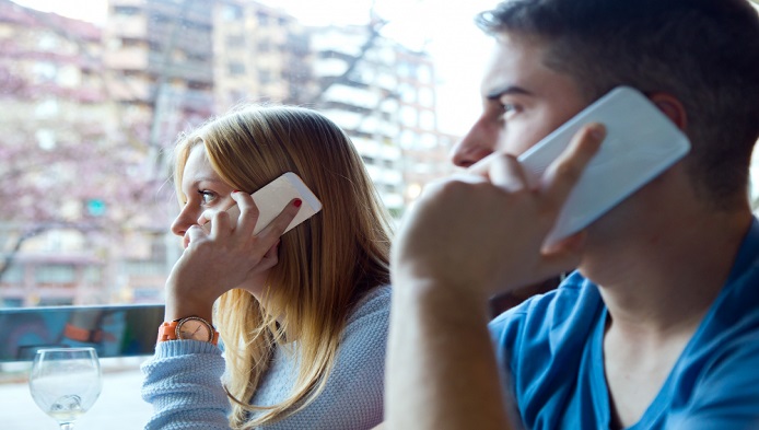 Cat de dependent esti de telefon?