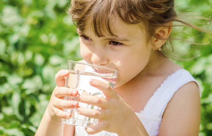 De ce trebuie sa bem apa si de ce ne este sete