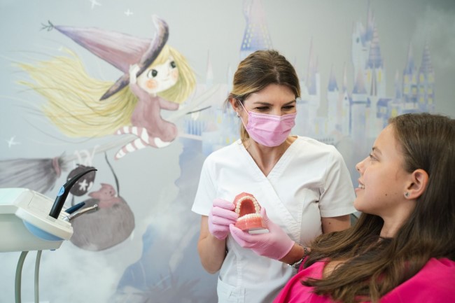 Dr. Denisa Zaharia, medic stomatolog specializat in ortodontie si estetica dentara