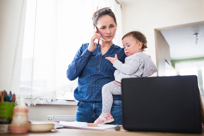Mamele care se impart intre job si viata de familie