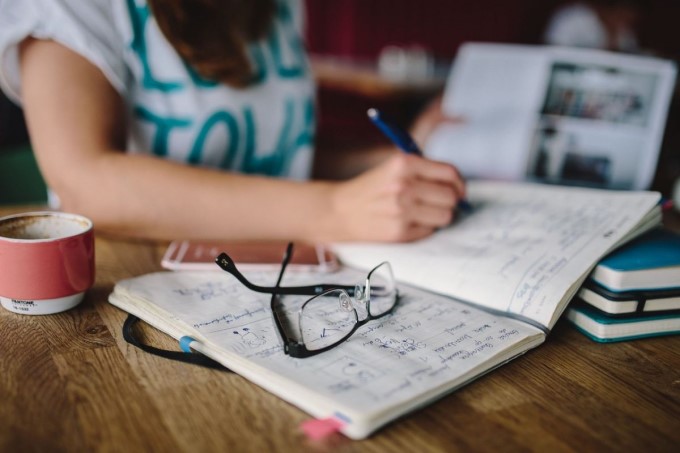 copil care scrie copil care scrie