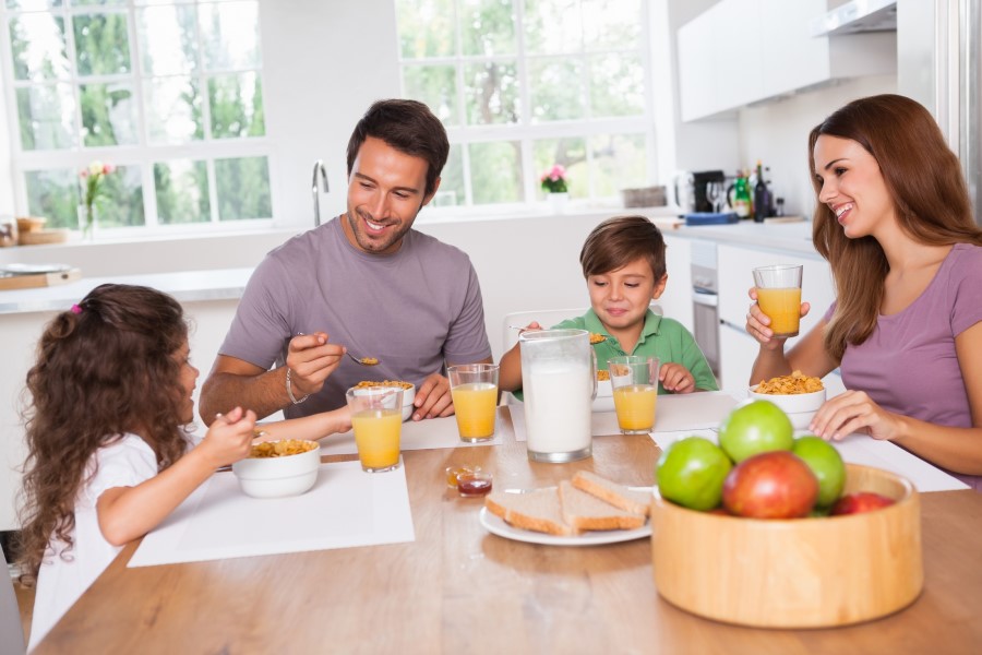 Familie la masa