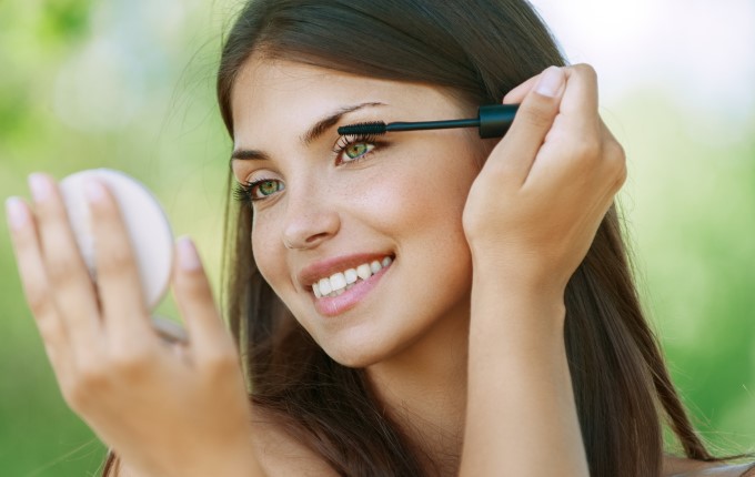 Sa imi pun gene false sau sa ma dau cu mascara?