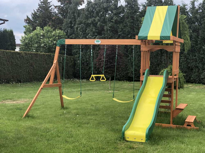 Loc de joaca cu doua leagane, foto de Gardenway.ro