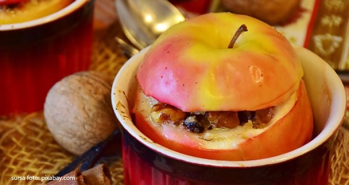 Mere coapte, cu nuca si miere sau dulceata