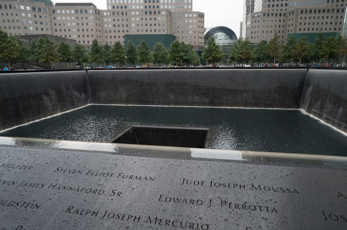 Ground Zero - Monument memorial in locul celor doua turnuri gemene ale World Trade Center din New York