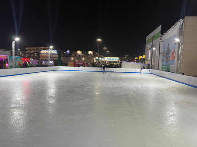 Patinoarul cu gheata naturala la Electroputere Mall, Craiova