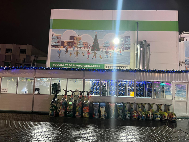 Patinoarul cu gheata naturala la Electroputere Mall, Craiova